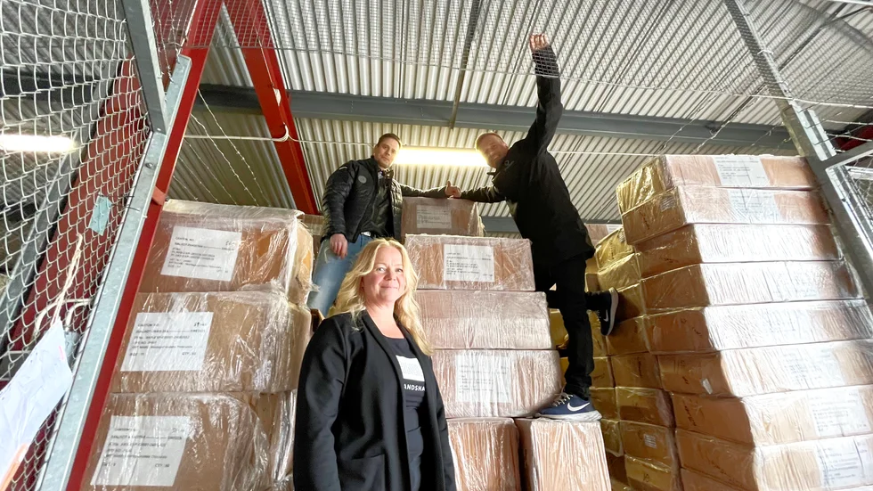 Företaget har ett provisoriskt lager i Kiruna. Men de kommer att flytta hela lagerdelen till Kungsbacka när tiden är mogen. Vd och grundaren Dennis Sammelin, säljaren Jim Johansson Klemo och Susanna Fors som sköter kundservice för Järnhand Norrlandshandsken i Kirunalagret. 