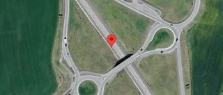 Trafiken påverkas av olja på vägen på väg 50