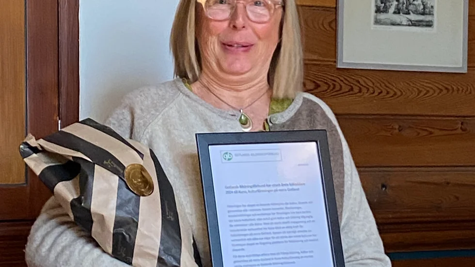 Marianne Gustavsson från KUNO tar emot utmärkelsen Årets folkbildare 2024