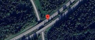 En stillastående lastbil orsakar ett körfält blockerat på E18