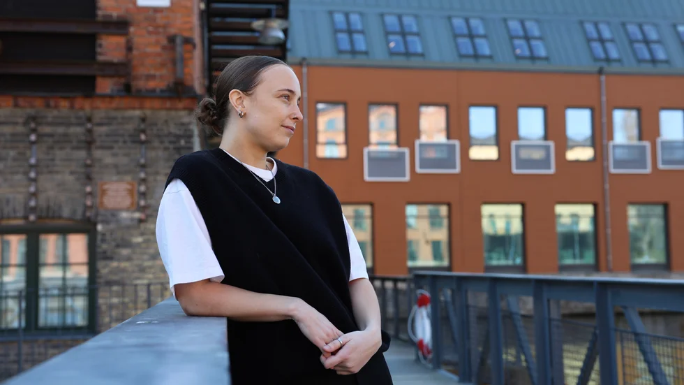 Ebba Brännholm har tidigare engagerat sig i Vänsterpartiet men känner i nuläget att hon hellre kör sitt eget race när det kommer till politiken.

"Idag är det många röster som försöker ta bort demokrati och basic human rights och då känns det viktigare att stå upp mot de rösterna utifrån mig själv än utifrån ett parti." 