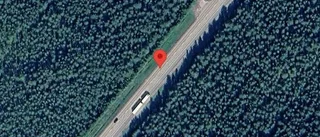 Ett körfält blockerat på grund av en stillastående lastbil på E4