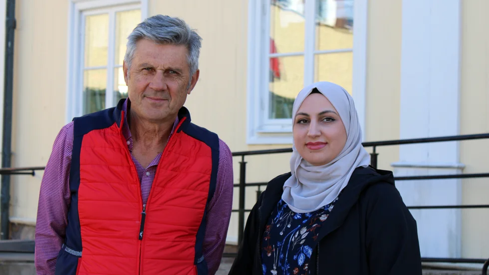 Gustaf von Seth och Mona Badran var med när Mikael Sandström avslöjade att fastighetskontoret får Bevara Vimmerbys byggnadsvårdsdiplom för arbetet med förskolan i Nybble.