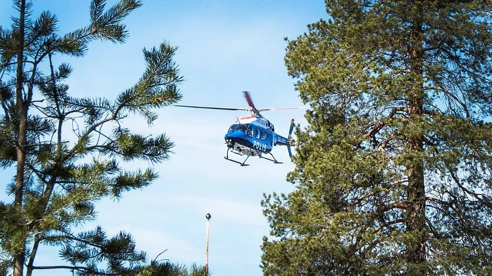 En av poliserna som deltog i insatsen måste hämtas med helikopter, sedan han slagit upp en gammal knäskada och inte kunde gå.