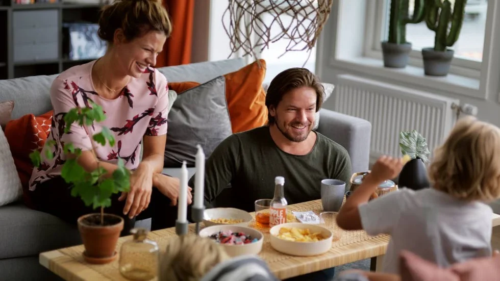 Öppen planlösning mellan kök och vardagsrum är populärt när många väljer husmodell att bygga.