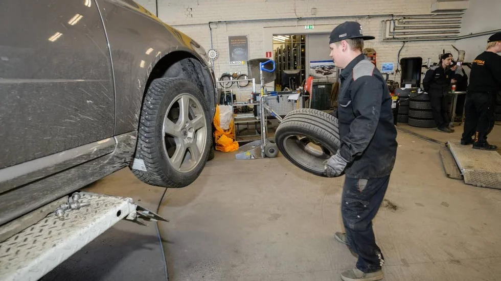 Linus Ek skiftar däck. Den senaste tidens kalla väder har gjort att många nu vill boka tid för däckbyte. "Det har dragit igång på allvar", säger Robin Niemi, ansvarig på Bilbolaget