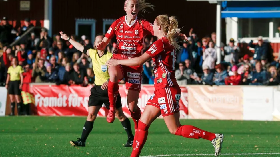 Julia Karlenäs jublar efter ett av sina två mål mot Linköping.