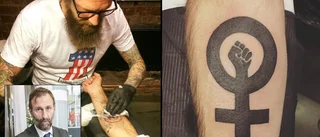 Kommundirektörens symboliska tatuering: "Är helnöjd"