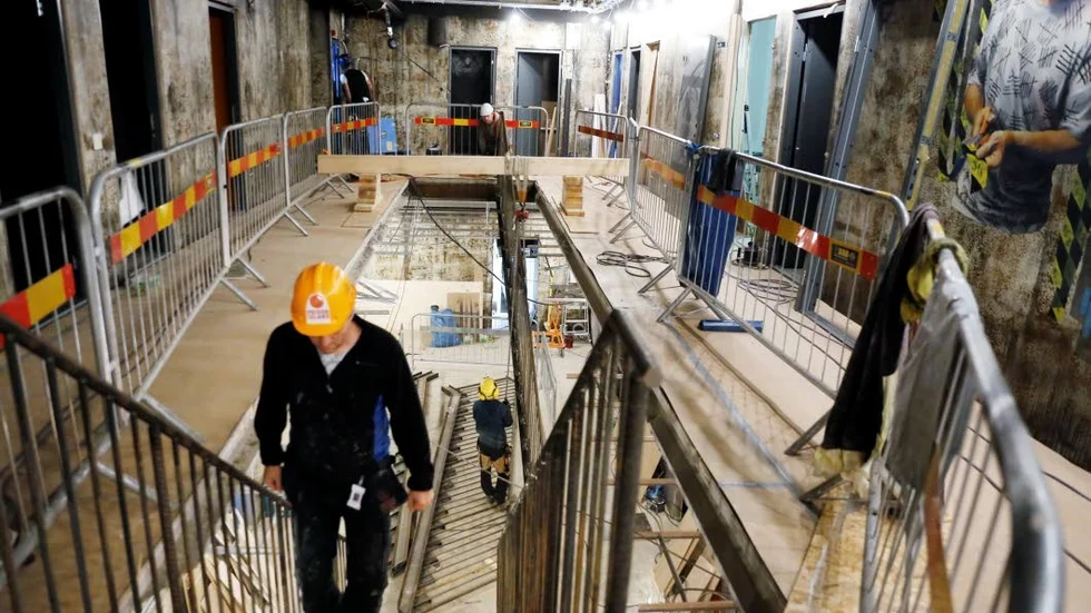Bygge. Edito lägger sista handen vid bygget av Alcatraz i Luleå.
