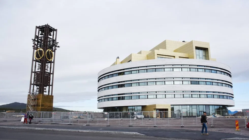 Ett bråk om upphandlingen kring driften av caféet på nya stadshuset och vem som i fortsättningen har rätt att ordna middagar i stadshuset har blossat upp.