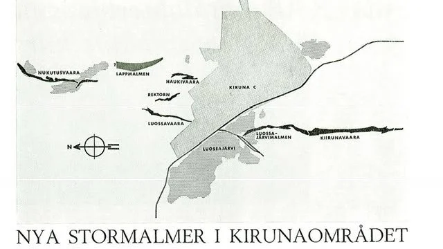 Odaterad karta som visar en bild över Kiruna centrum samt utmärkt var järnvägen passerar mellan centrum och Loussajärvi. Där syns också ett flertal kända malmfyndigheter och prognosen över deras sträckning.