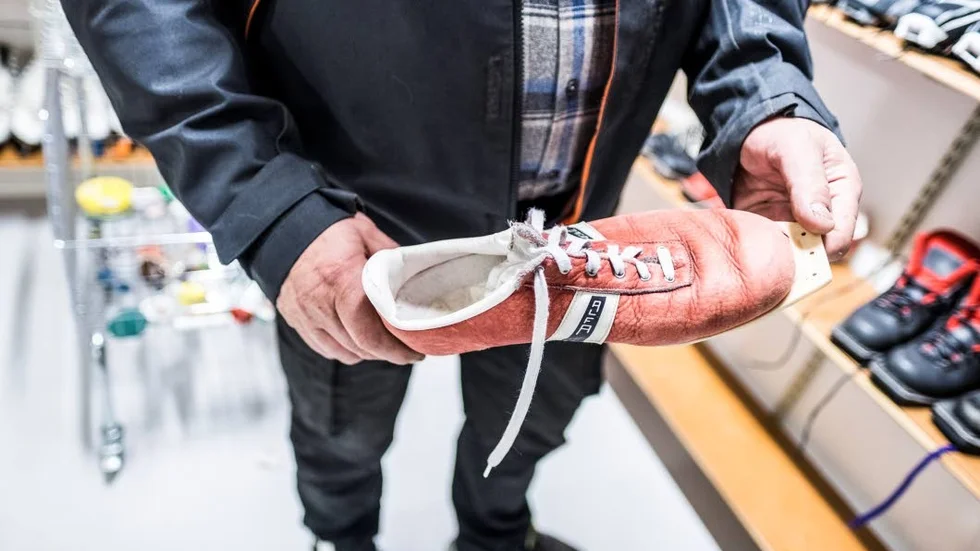 En pjäxa som inte är av fjolårets modell, men i fullt dugligt skick ryms i Fritidsbankens förråd. "Vi kommer inte att kunna serva all utrustning, så när det gäller exempelvis klättergrejer är viktigt att man själv håller koll", säger Heidi Kari.