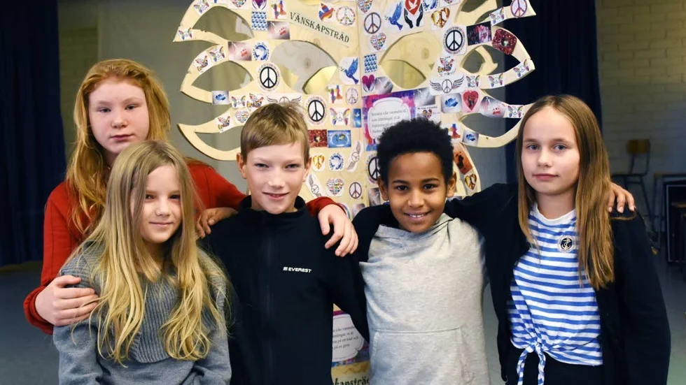 Alice Lageholm, Agnes Pesämaa och Edvin Grankulla går i femman på Högalidskolan, Silba Tekle och Lilly Ylitalo går i årskurs fyra. Alla arbetar med projektet att skapa världsfred utifrån vänskapsträdet.