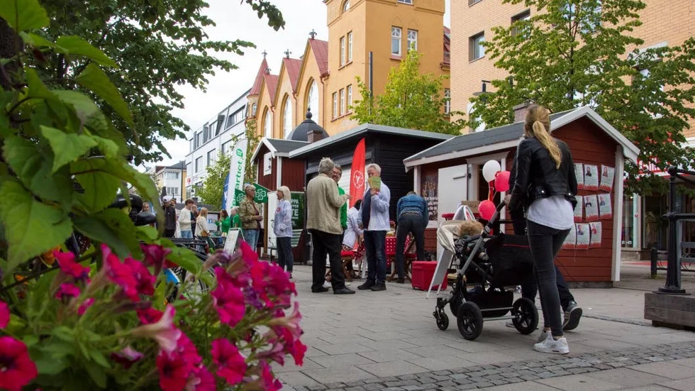 Många passade på att stanna till i valstugorna som på måndagen öppnade på Storgatan i Luleå.
