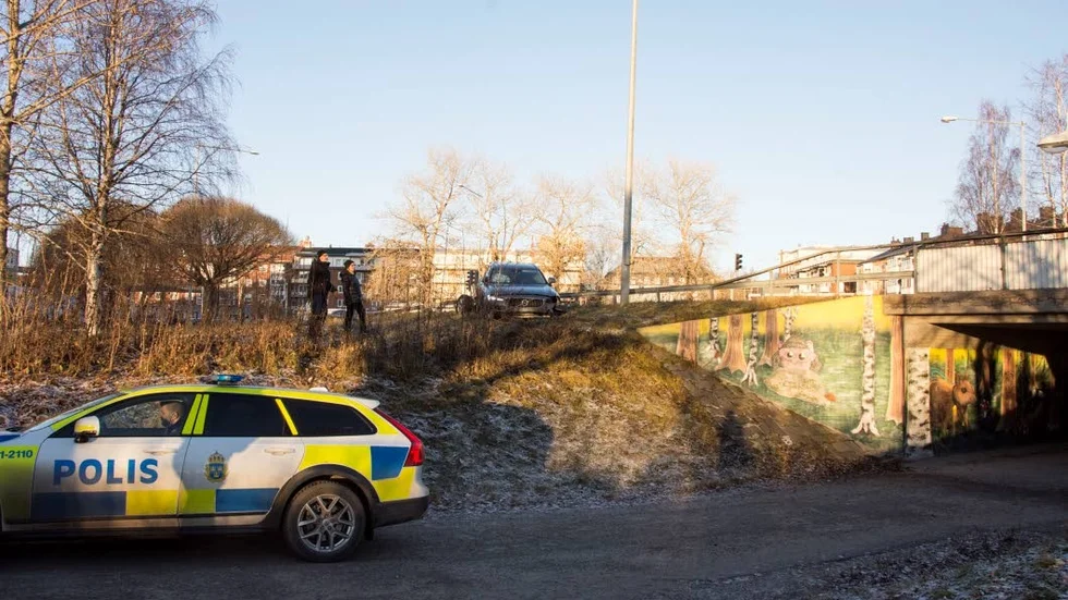 En personbil körde genom räcket under Södra hamnleden precis där gångtunneln mynnar ut mot Varvet.