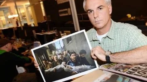 Dagens Nyheters fotograf Paul Hansen med bilden från Gaza som han vunnit World Press Photo med.
