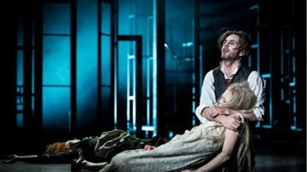 Peter Jöback och Linda Olsson i musikalen "Sweeney Todd" på Stockholms stadsteater.