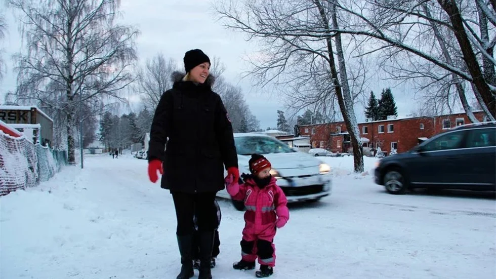 Vägen utanför förskolan i Alunda är vältrafikerad och det saknas övergångställen. Ida Forsman och dottern Tyra, 2,5 år, måste titta noga innan de går över vägen.