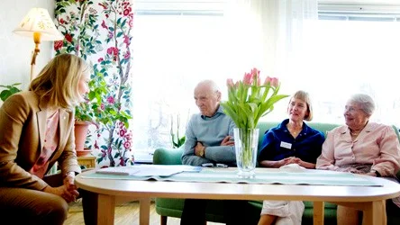Ebba Busch, Arne Eriksson Carin Ericsdotter och Gun Belin under presskonferensen pÃ¥ vÃ¥rd-och omsorgsboendet Andreas Ands minne.