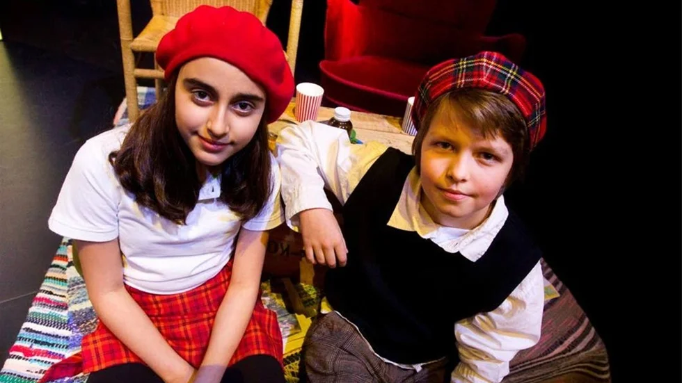 Unga skådespelare. Helin Sida spelar Maja och Joel Oscarsson Löwgren spelar Lasse i gottsunda dans & teaters uppsättning av LasseMajas detektivbyrå.