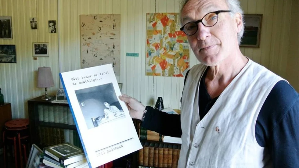 Bengt Söderhäll, ordförande i Stig Dagermansällskapet, i minnesrummet på Laxön, Älvkarleby.
