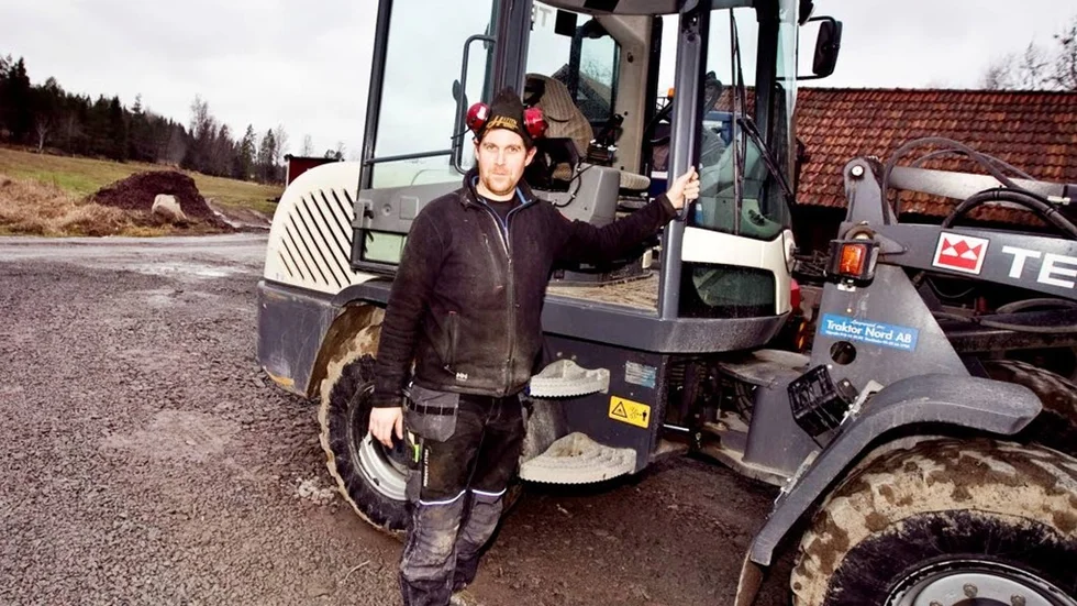 Henrik Tjäder i  Fjuckby måste hitta andra jobb när snön uteblir.