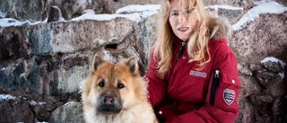Hon skriver om historiens mörker