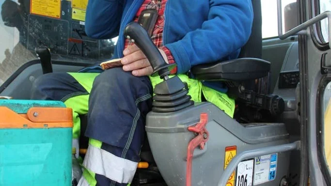 Kenth Söderman tar fikapaus i schaktmaskinen.