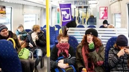 Planka.nu genomför en massplankning på SL/UL-pendeln till Uppsala.
