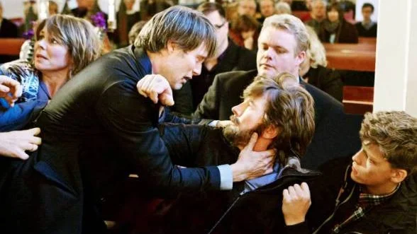 Mads Mikkelsen och Thomas Bo Larsen spelar vännerna Lucas och Theo, vars vänskap slås i spillror när Theos dotter anklagar Lucas för att ha förgripit sig på henne.