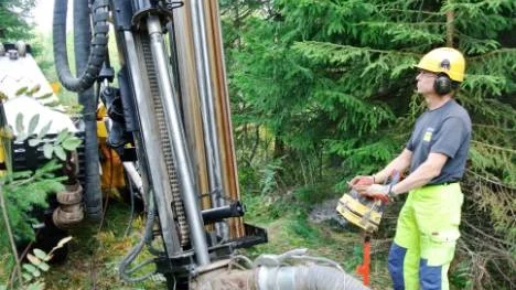 Tierps kommun letar ny brunn till vattenverket i Edvalla för att säkra framtida vattenförsörjning. Anders Månsson från Züblin borrar på uppdrag av Geosigma som är kommunens vattenkonsult.