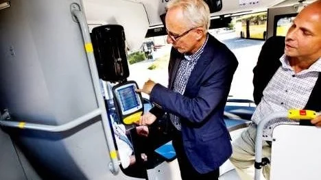 Sture Jonsson, informationschef UL, och Johan Örjes ordförande kollekivtrafiknämden, kollar den nya biljettautomaten.