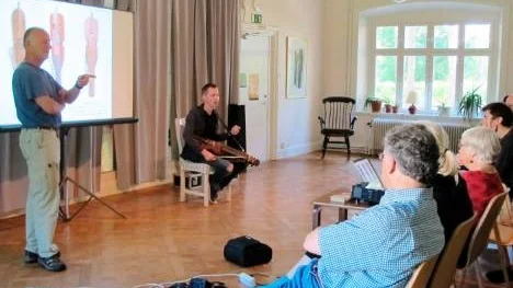 Esbjörn Hogmark, en av arrangörerna till kulturarvsdagen i Tobo, och David Eriksson.