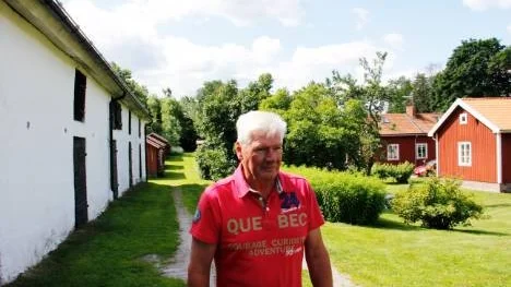 Hillebola 3 juli 2013: Sven-Erik Karlsson, barnfödd i Hillebola, är guide på en vandring i dagens by som en gång rymde ett av de minsta järnbruken i Uppland.