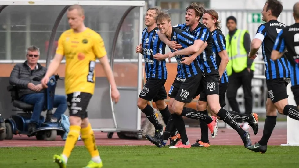 UPPSALA 20170514 
Sirius Oscar Pehrsson (2:a fr v) jublar med lagkamraterna efter sitt 2-1 mål under söndagens allsvenska fotbollsmatch mellan IF Sirius och IF Elfsborg på Studenternas IP.
Foto: Anders Wiklund / TT kod 10040