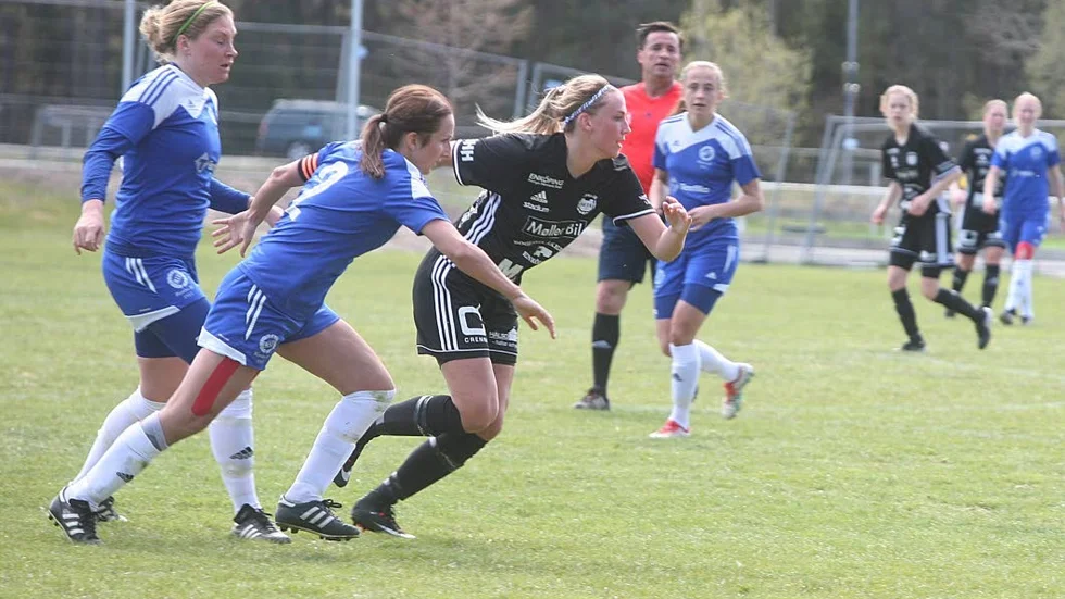 Krigade. Fannas Rebecca Sandbring slet tappert i anfallet mot Rimbo. Matchen förlorades dock med 2–3.