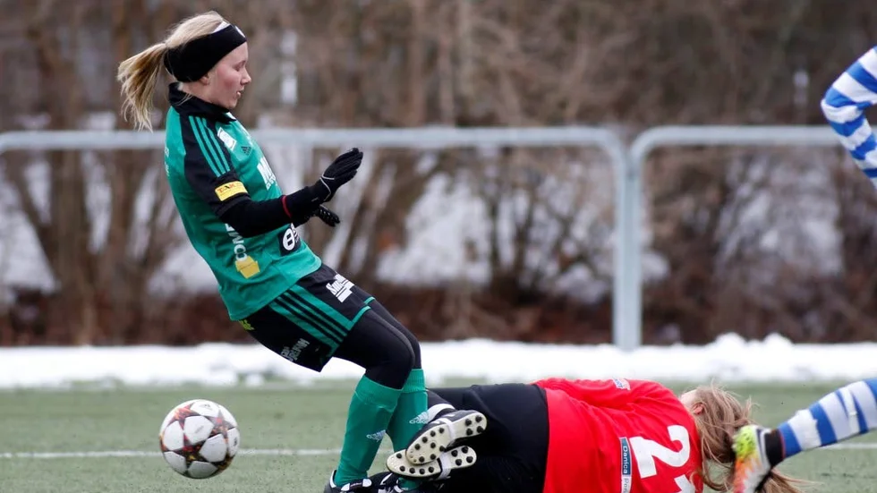 Matchdags. Många spelar fotboll på Korsängen i helgen. ESK-damerna beger sig till Strängnäs.