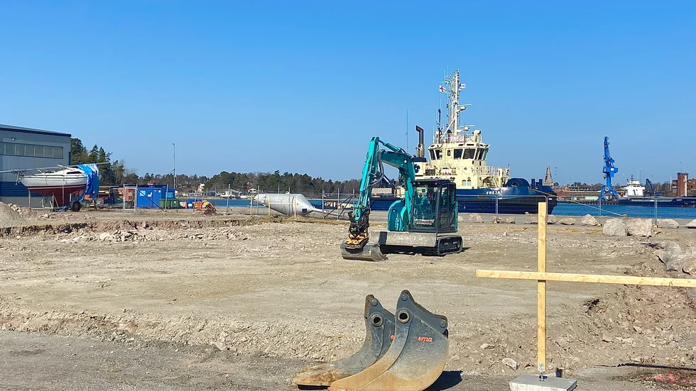 Att i Oxelösund vinterförvara ytterligare 25 energislukande och miljöpåverkande båtar finns ingen anledning att ta hand om, tycker Bosse Tolander.
Bilden: På fiskehamnens pir bygger Saltö Marin just nu en ny båthall som ska kunna rymma ungefär 25 båtar.