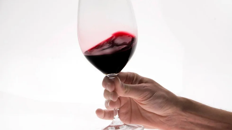 Lite alkohol. Personer som regelbundet dricker lite alkohol har lägre risk för hjärtklaffsjukdomen aortastenos.
