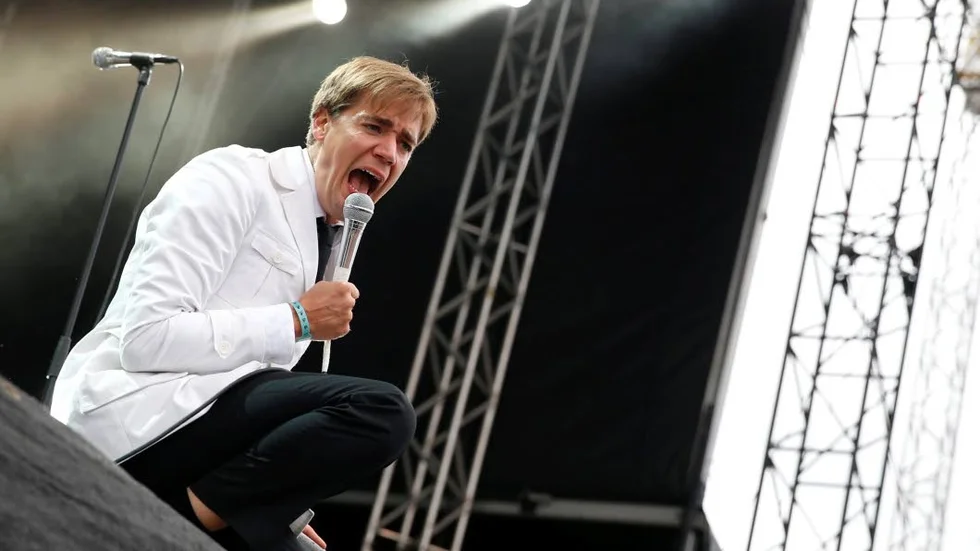 The Hives. Med Howlin' Pelle Almqvist i spetsen spelar The Hives på Furuviksparken.