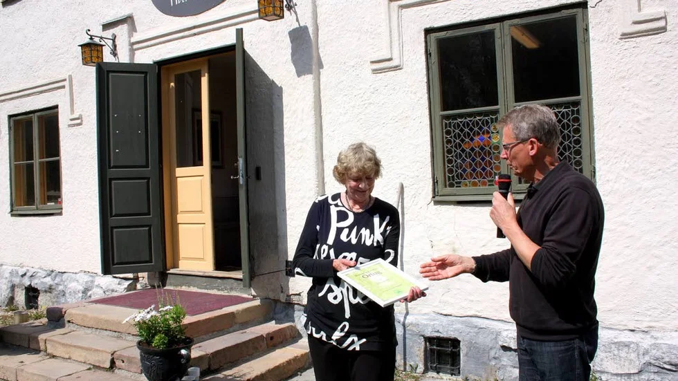 Utmärkelse. Skogshistoriska Sällskapets ordförande Hans-Jöran Hildingsson överlämnar utmärkelsen Örtugen nr 51 till forskaren Ulla Lovén.