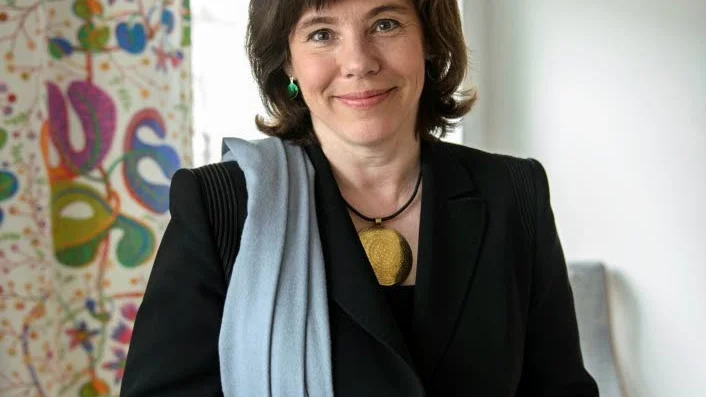 Ingrid Eiken gillar sjalar. ”Jag älskar färgklickar, det mår jag bra av. Och det är praktiskt när man fryser”, säger hon.
