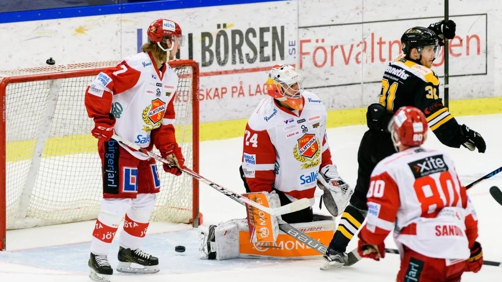 Depp. Erik Flood, målvakten Jonas Johansson och Linus Sandin deppar efter ett av Panterns mål.