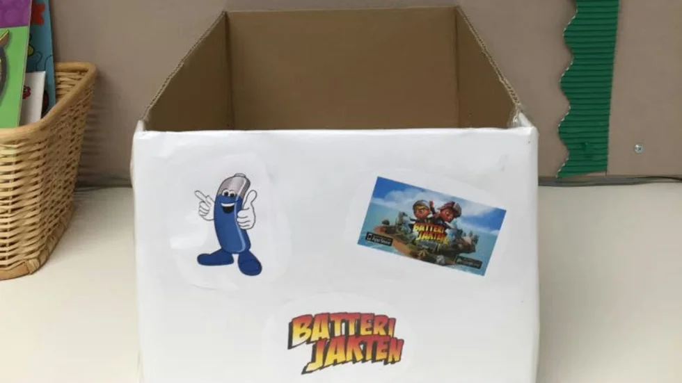 Här samlar eleverna in batterier.