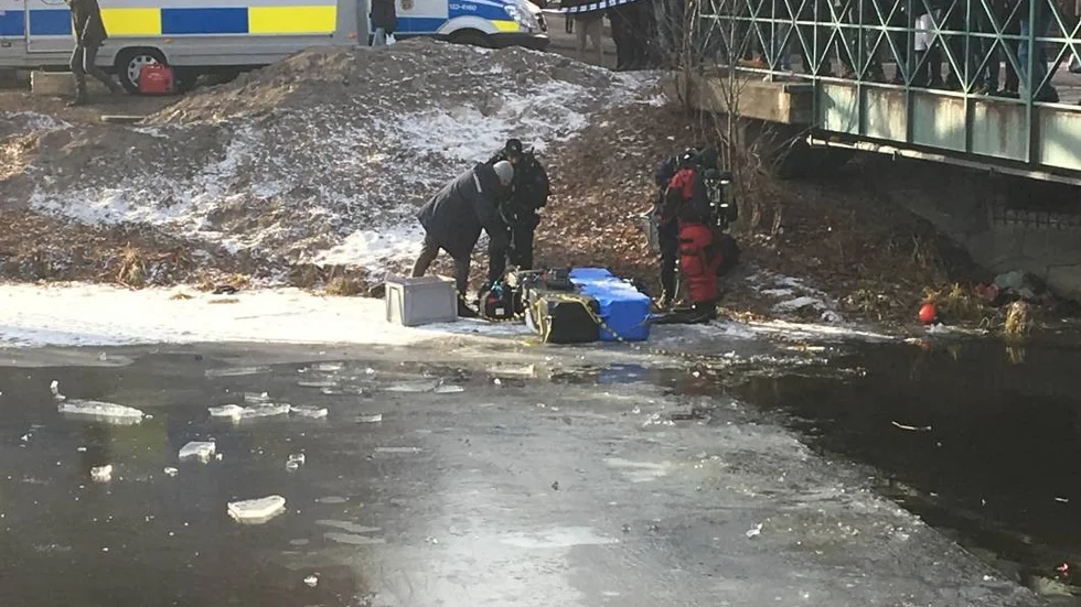 Polisen söker i Fyrisån, vid Skolgatan.