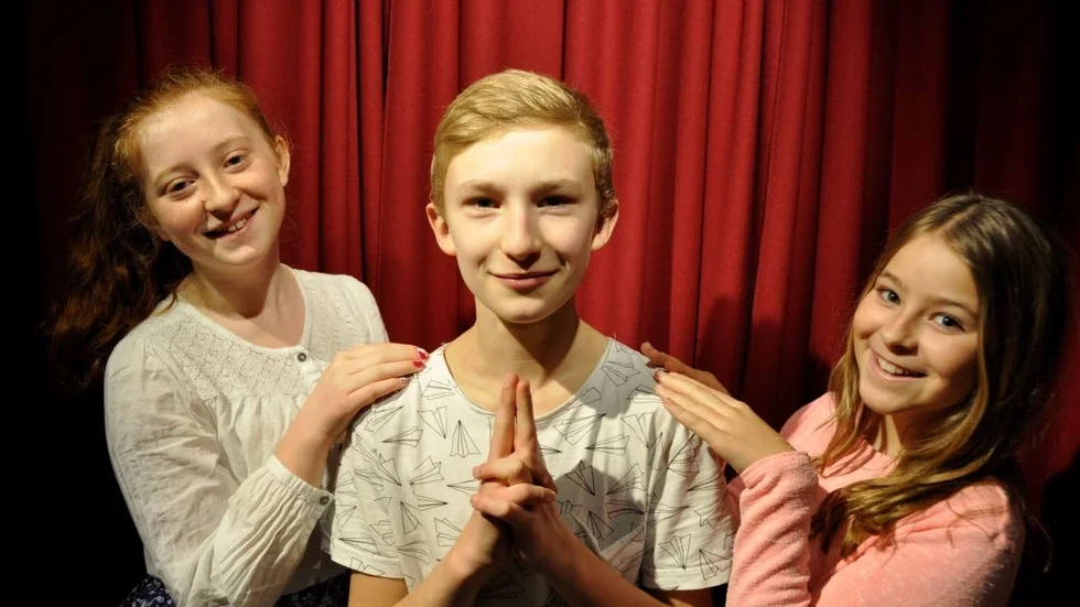Agent 007 omringar av två Bond-brudar. Från vänster Ottilia Segersten, Jesper Löfling och Alva Naglitsch.