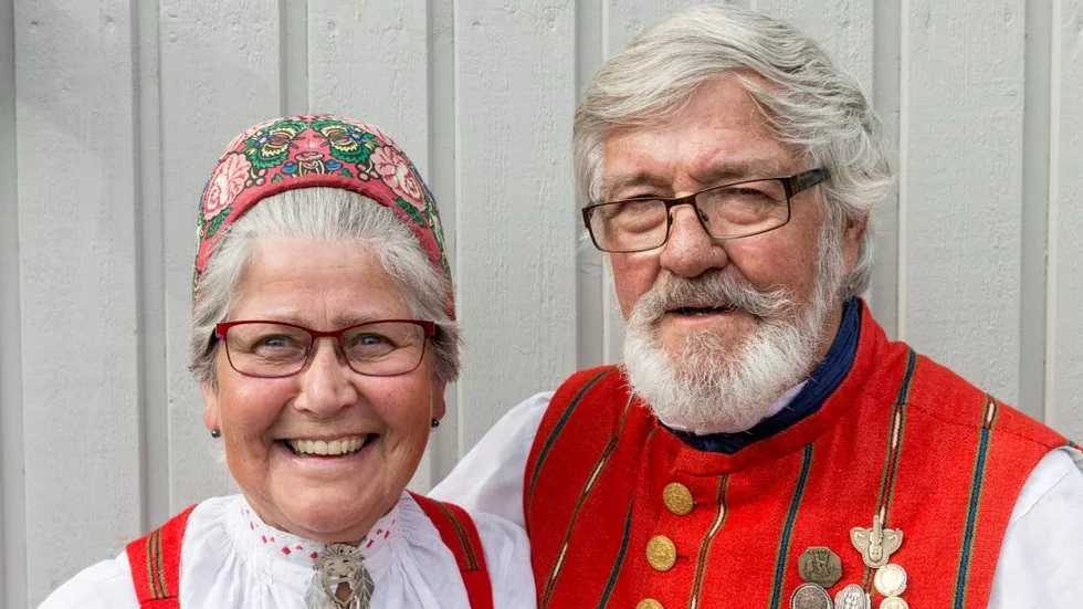 Finklädda. Anita Andersson har sytt parets traditionella dräkter som paret dansar i.