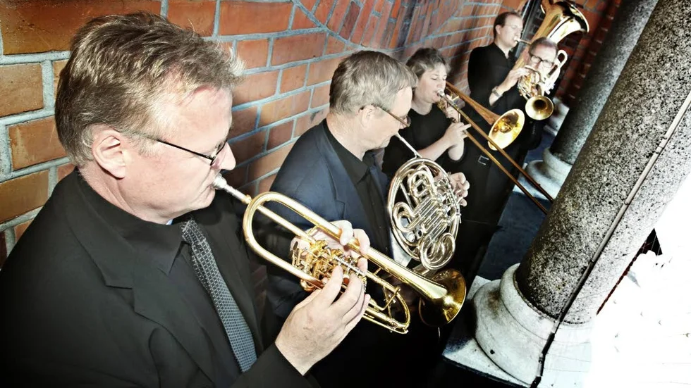 Trångt. Linnékvintetten har inte mycket plats på Domkyrkans tornbalkong, men spelar gör de där för 31:a året. (Bilden är från ett tidigare år)