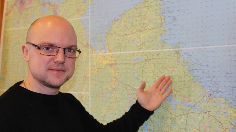 Karta. Ambulansen i norduppland har ett område som sträcker sig mellan Furuvik, Söderfors, Östervåla, Läby, Österbybruk och Hållnäs. Avdelningschef Niklas Rosengren visar på kartan.