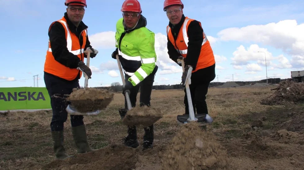Byggstart snart. Jonas Nyberg från Tierps kommun tog det första spadtaget tillsammans med Joakim Holmberg från Skanska och Bertil Kinnunen från Region Uppsala.